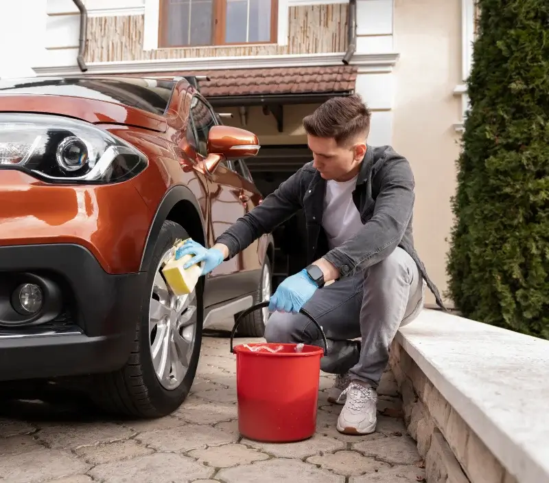 Lavage auto à domicile Fontrailles : professionnel intervenant sur un véhicule